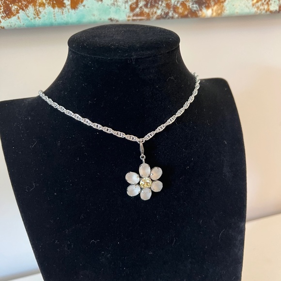 Sabika Daisy Pendant - Picture 1 of 4